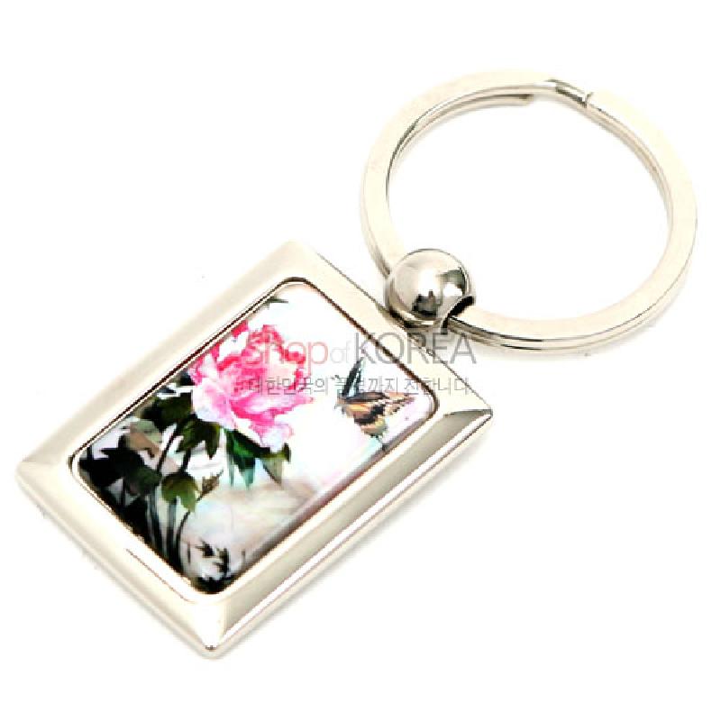 금속 사각 프레임에 자개 상감 기법으로 연분홍 담화와 나비 문양을 넣은 열쇠고리.