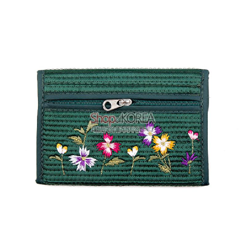 녹색 누비 천에 다채로운 색실로 꽃자수 문양을 놓고 금속 지퍼 장식을 더한 동전지갑.
