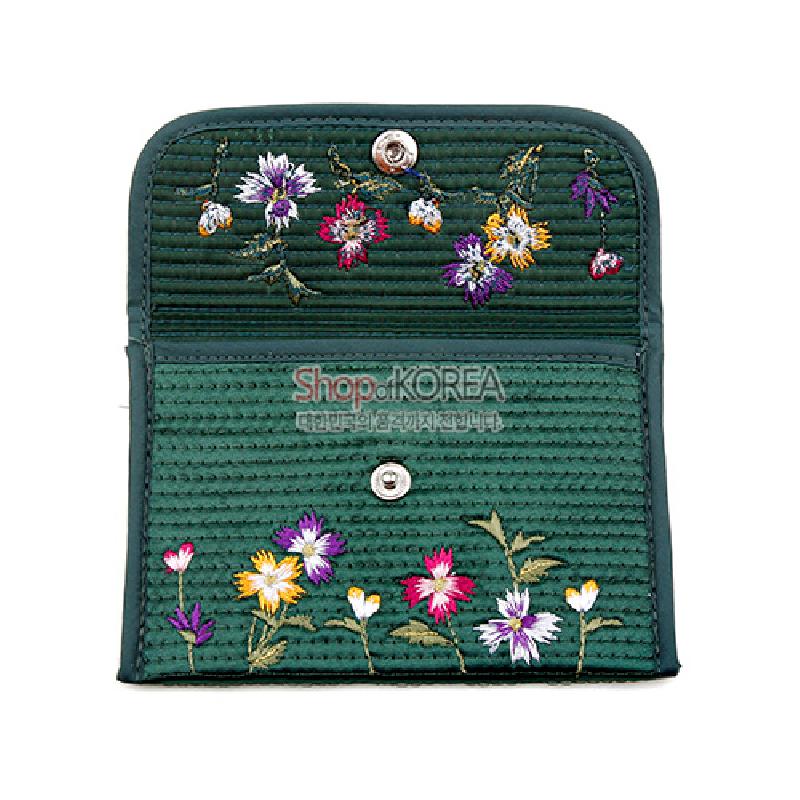 초록색 누비 원단에 알록달록한 국화 자수 문양과 금속 똑딱이 단추가 어우러진 동전지갑.