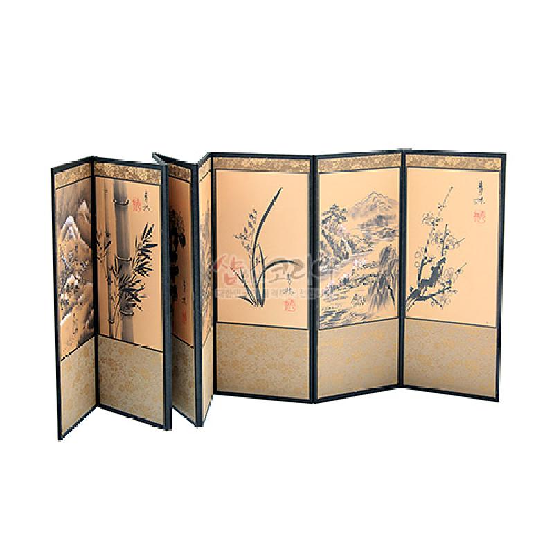 비단 재질 8폭 병풍에 먹선으로 그린 산수도와 매난국죽 사군자 문양, 상단 금색 전통 문양 띠 장식이 조화를 이룬 장식용 병풍.