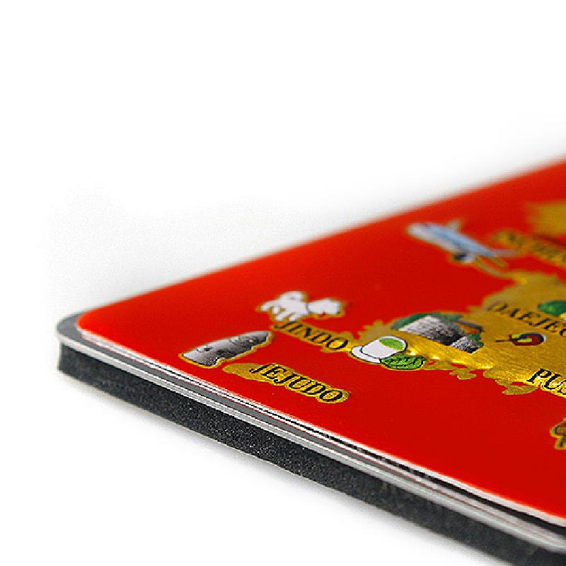 선명한 적색 배경 위에 금색 대한민국 지도와 지역별 상징 아이콘이 인쇄된 금속 재질 메모홀더. 선명한 적색 배경 위에 금색 대한민국 지도와 지역별 상징 아이콘이 인쇄된 금속 재질 메모홀더.