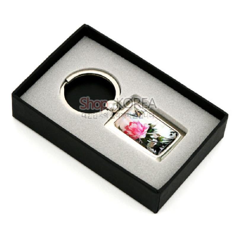 자개 상감 기법으로 표현된 분홍 꽃과 나비 문양이 있는 사각 금속 장식 열쇠고리.