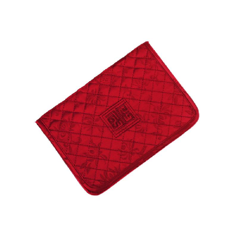 붉은 비단 소재에 누비 기법으로 사선 격자무늬와 전통 문양을 장식한 여권 지갑.