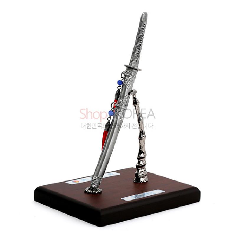 금속 재질의 한국도 모형과 장식 검받침, 적색과 청색 구슬 장식이 더해진 목제 받침대 장식품.