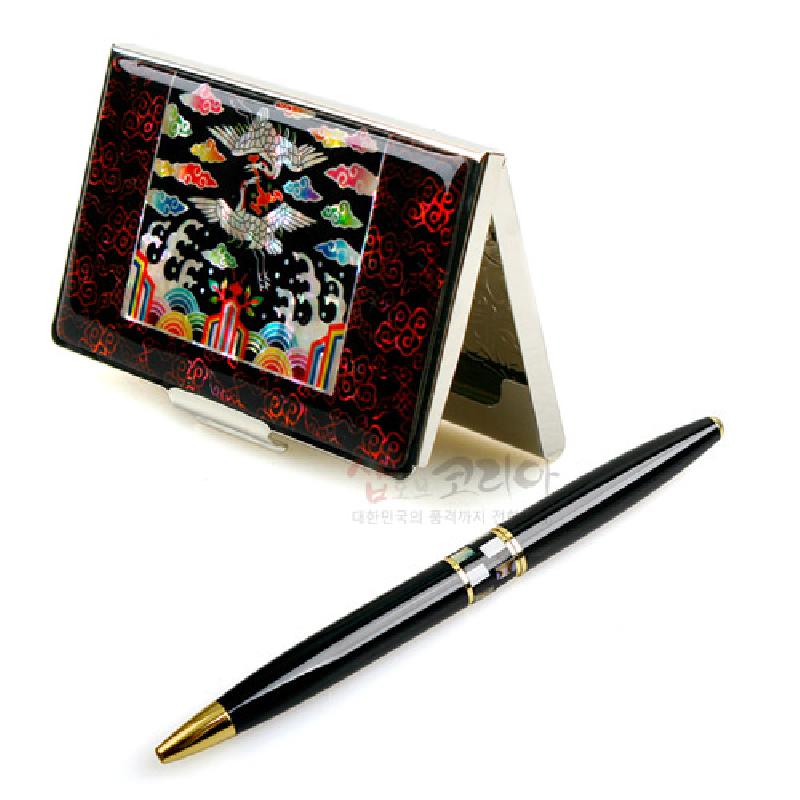 자개 상감으로 흉배 학과 오방색 구름·산수 문양을 넣은 금속 명함케이스와 흑색·금색 포인트의 볼펜 세트. 자개 상감으로 흉배 학과 오방색 구름·산수 문양을 넣은 금속 명함케이스와 흑색·금색 포인트의 볼펜 세트.