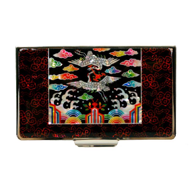 자개 상감 기법으로 흉배 형식의 학과 오방색 구름·능파 문양을 장식한 금속 명함케이스. 자개 상감 기법으로 흉배 형식의 학과 오방색 구름·능파 문양을 장식한 금속 명함케이스.