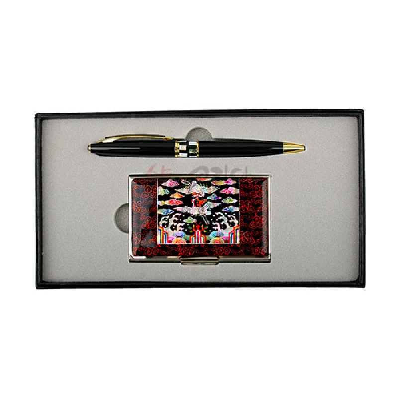 자개 상감 흉배 문양과 붉은 꽃무늬가 장식된 금속 명함케이스와 금장 포인트의 흑색 볼펜 세트. 자개 상감 흉배 문양과 붉은 꽃무늬가 장식된 금속 명함케이스와 금장 포인트의 흑색 볼펜 세트.