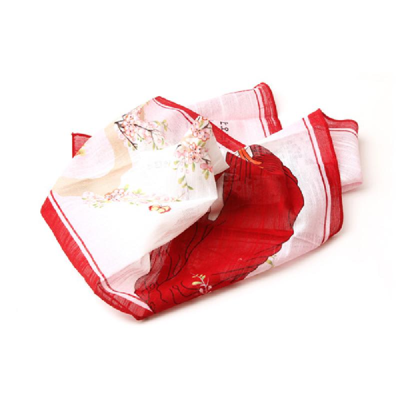 얇은 천 소재에 붉은 테두리와 배경, 인물과 매화꽃이 어우러진 민속화 인쇄 손수건. 얇은 천 소재에 붉은 테두리와 배경, 인물과 매화꽃이 어우러진 민속화 인쇄 손수건.