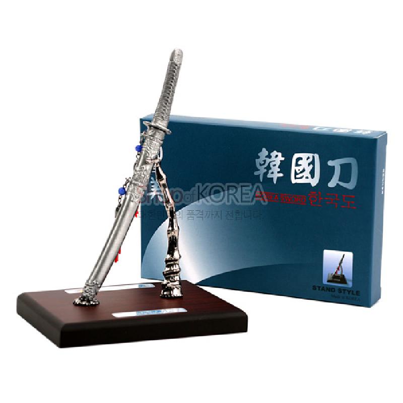 금속 재질의 한국도 미니어처와 장식 스탠드를 짙은 나무 받침 위에 세운 스탠드형 장식품.