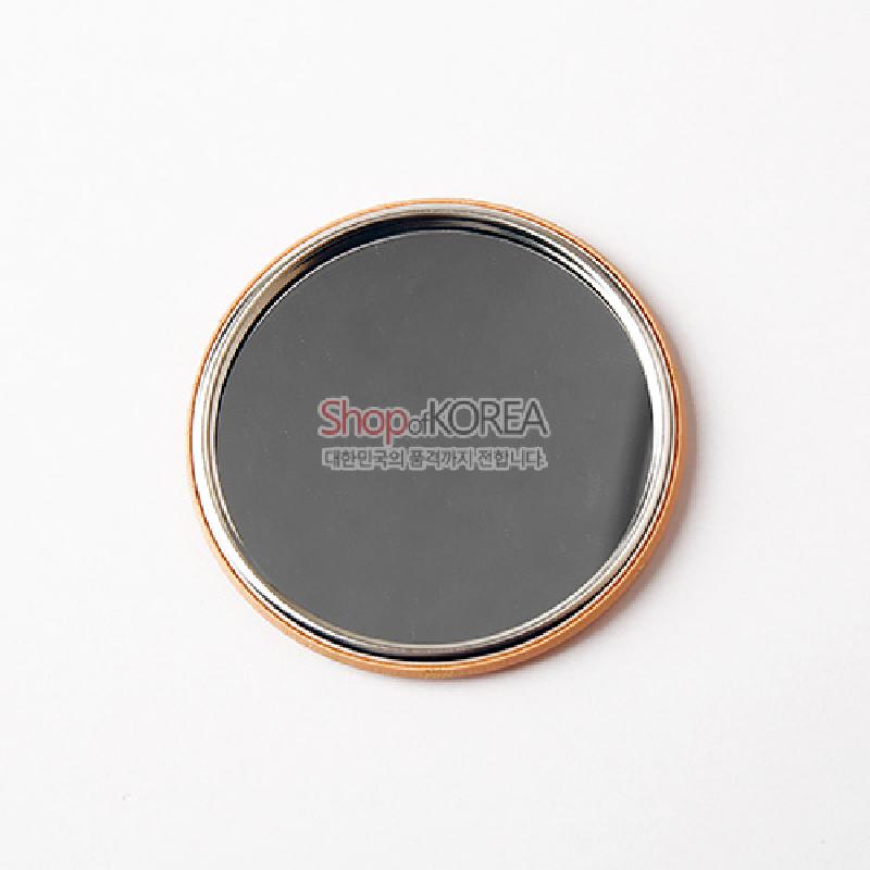 은색 금속 테두리와 검은 거울면이 대비되는 단색 원형 손거울. 은색 금속 테두리와 검은 거울면이 대비되는 단색 원형 손거울.