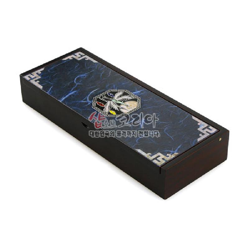 청색 한지 배경에 학팔각 자개 문양과 백색 전통 기하학 무늬가 장식된 나무 자동필함.