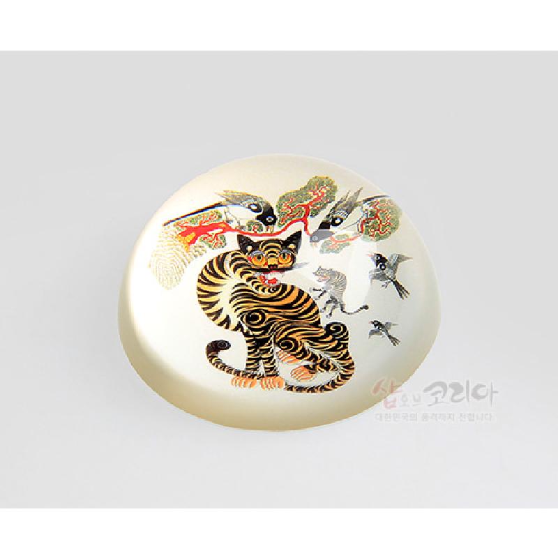 호랑이와 까치가 그려진 민화 호작도 문양의 반원형 문진, 아이보리 바탕에 다채로운 채색이 돋보이는 디자인.