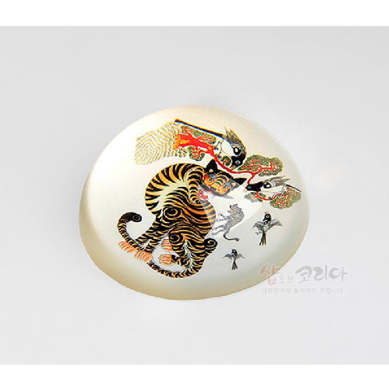 호랑이와 까치가 그려진 호작도 민화 문양, 은은한 아이보리 색상의 반달형 문진.