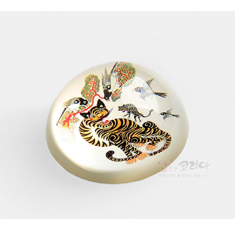 호작도 민화 속 호랑이와 까치를 다채로운 색채로 표현한 반원형 유리 문진.
