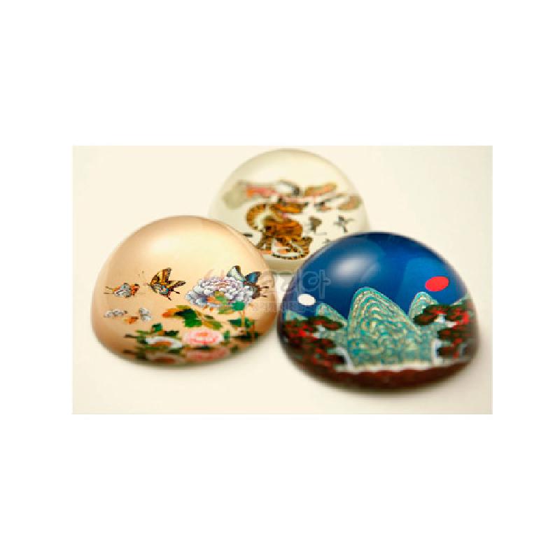 유리 혹은 레진 재질 반구형 문진 위에 호랑이·까치와 해·산수·화조를 전통 민화풍 채색으로 표현한 장식 문진.