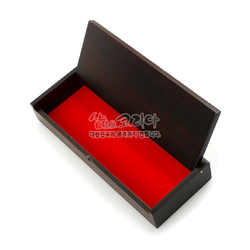짙은 갈색 나무 재질 외관과 선명한 붉은색 안감이 대비되는 직사각형 필함.