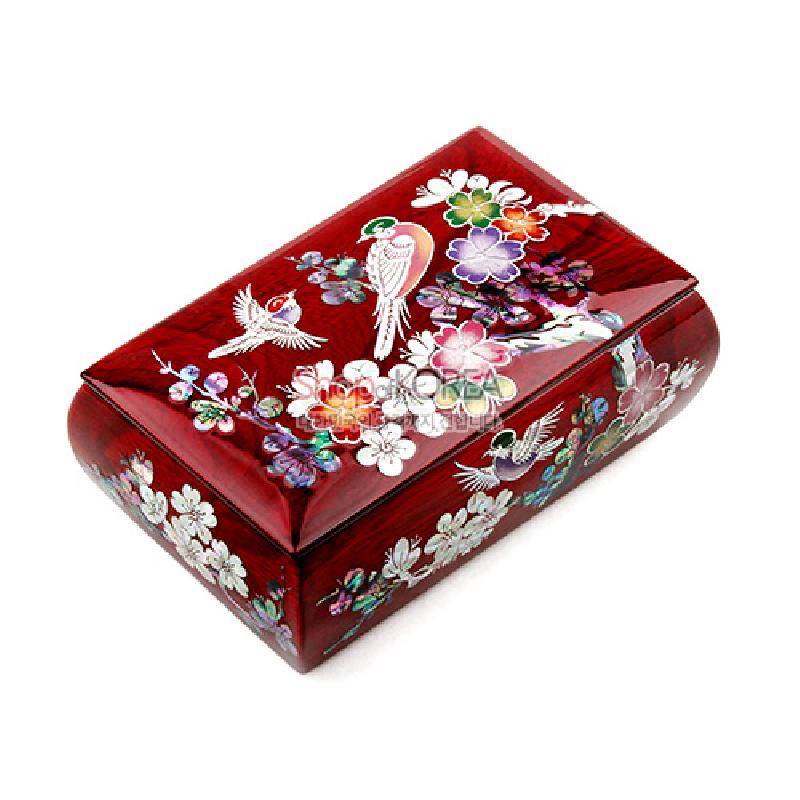 붉은 옻칠 바탕 위에 자개 상감 기법으로 매화와 새, 꽃무늬를 장식한 직사각형 반지꽂이 함.