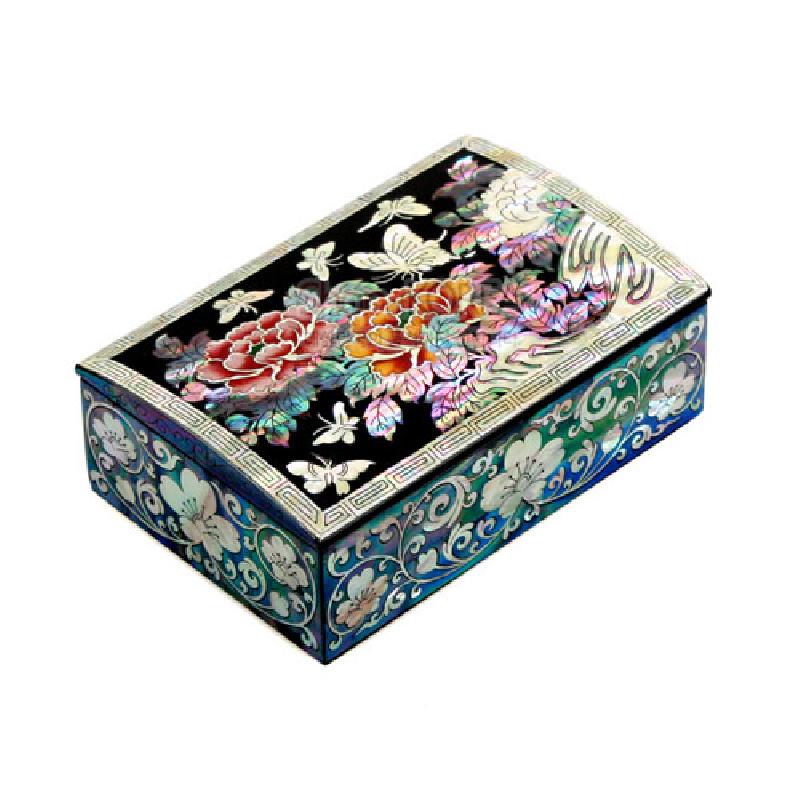 흑색 옻칠 바탕 위 자개 상감으로 채색 목단꽃과 나비 문양을 넣은 직사각형 명함함.