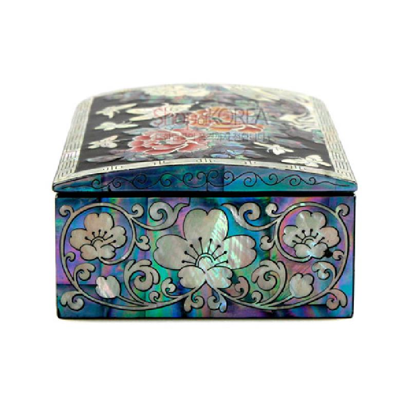 자개 상감 기법으로 목단과 나비, 꽃문양을 장식한 옻칠 명함함, 오묘한 청록·보라 계열 색감이 돋보이는 디자인.