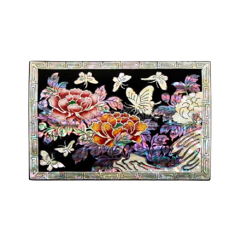 흑색 바탕 위에 자개 상감 기법으로 채색 목단과 나비 문양을 표현한 사각 금속 테두리 명함함.