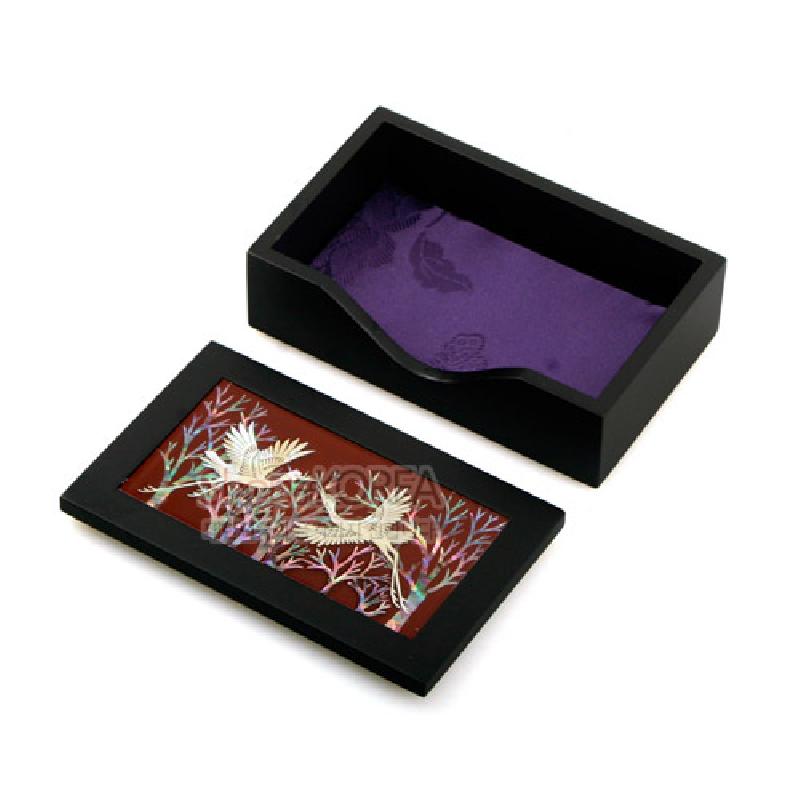 검은 옻칠 틀에 붉은 바탕, 자개 상감 쌍학과 송학 문양이 장식된 자수 안감 명함함. 검은 옻칠 틀에 붉은 바탕, 자개 상감 쌍학과 송학 문양이 장식된 자수 안감 명함함.