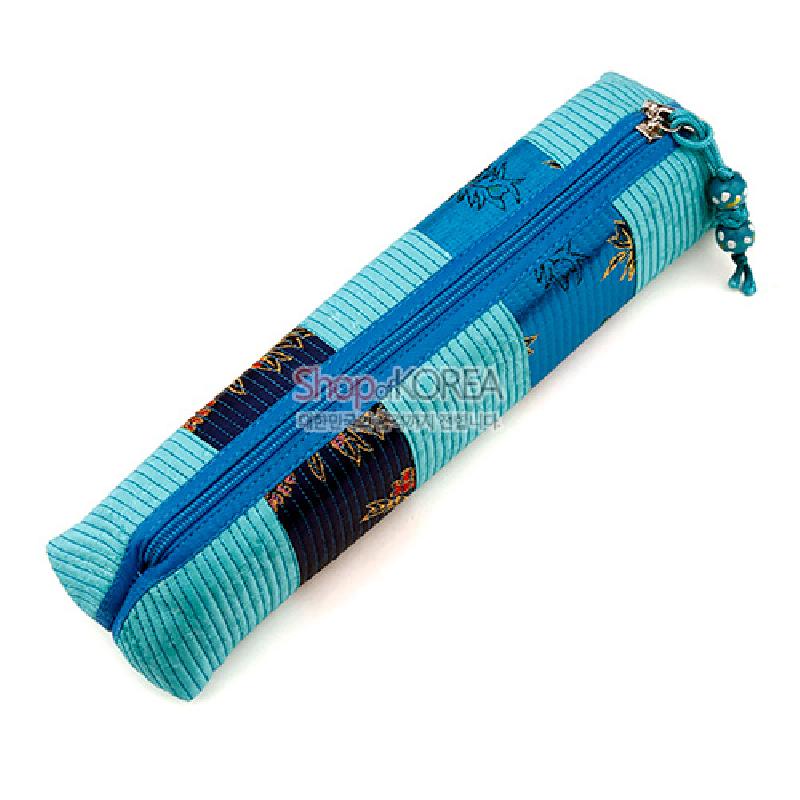 청색과 하늘색 누비 천을 조합하고 자수 꽃무늬와 지퍼 장식을 더한 긴 직사각형 필통.