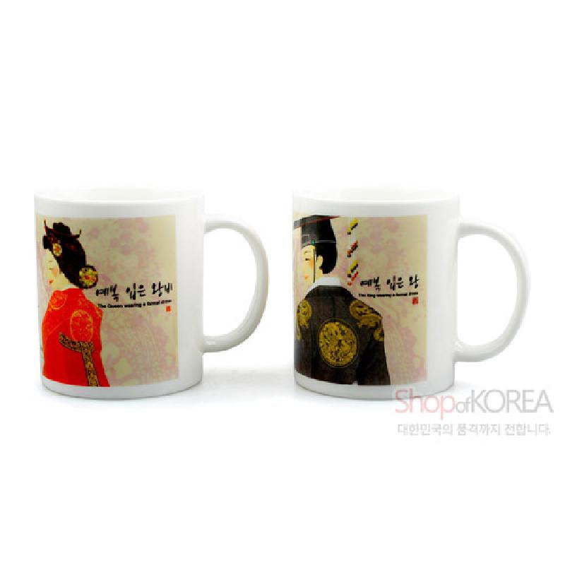 흰색 도자 머그에 붉은색·갈색 한복 예복 차림 왕과 왕비 일러스트와 금색 단추·문장 장식이 인쇄된 머그컵 세트.