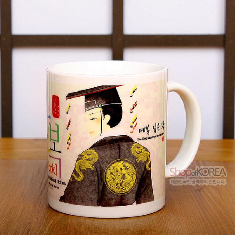 전통 예복 입은 왕을 소재로 한 일러스트와 금색 용 문양이 인쇄된 세라믹 머그컵.