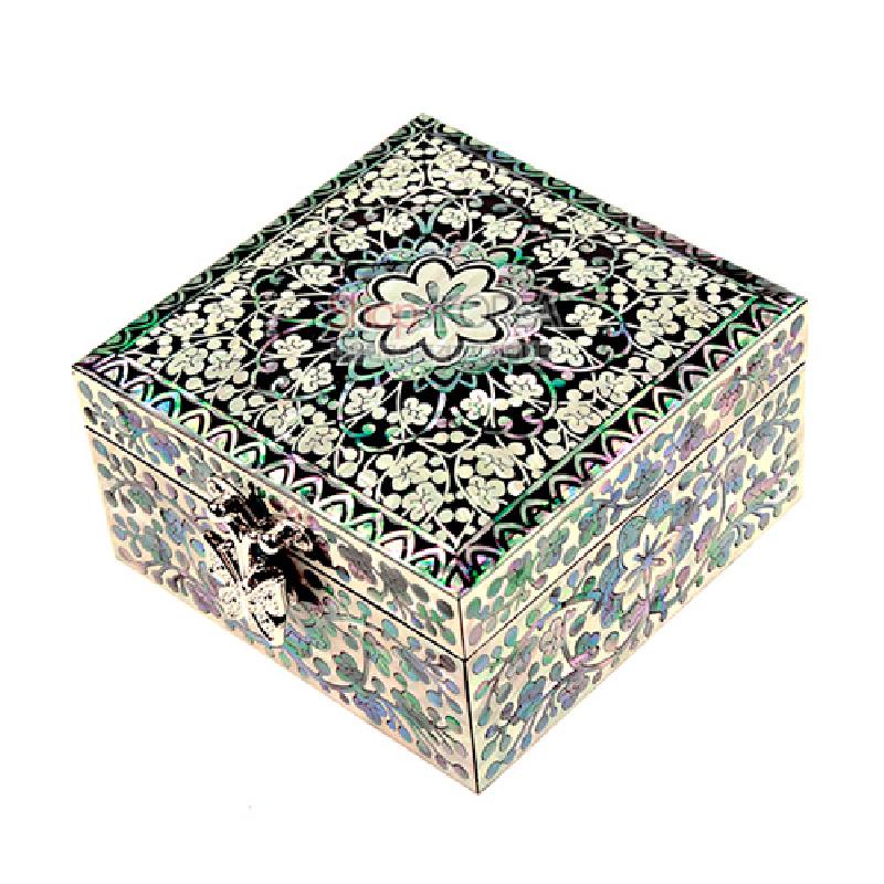 흑색 옻칠 바탕에 자개 상감으로 당초무늬와 꽃문양을 정교하게 수놓은 사각 정보석함.