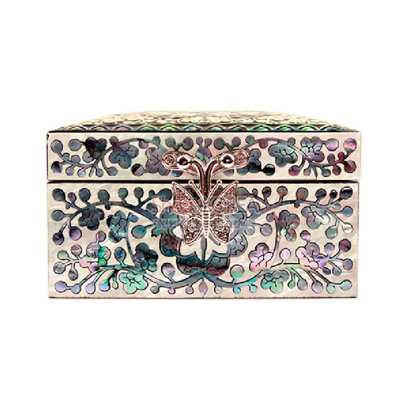 자개 상감 기법으로 당초무늬와 나뭇잎 문양을 표현한 직사각형 보석함, 중앙 금속 나비 장식이 돋보이는 옻칠 공예품.