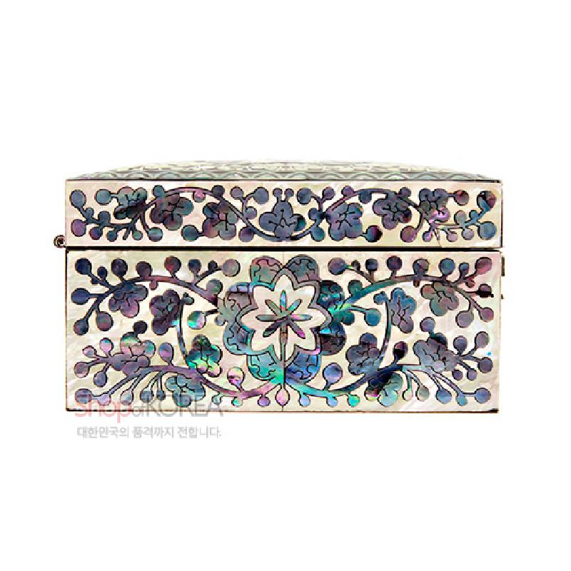 자개 상감 기법으로 당초무늬를 표현한 화이트 톤의 직사각형 나전 보석함.