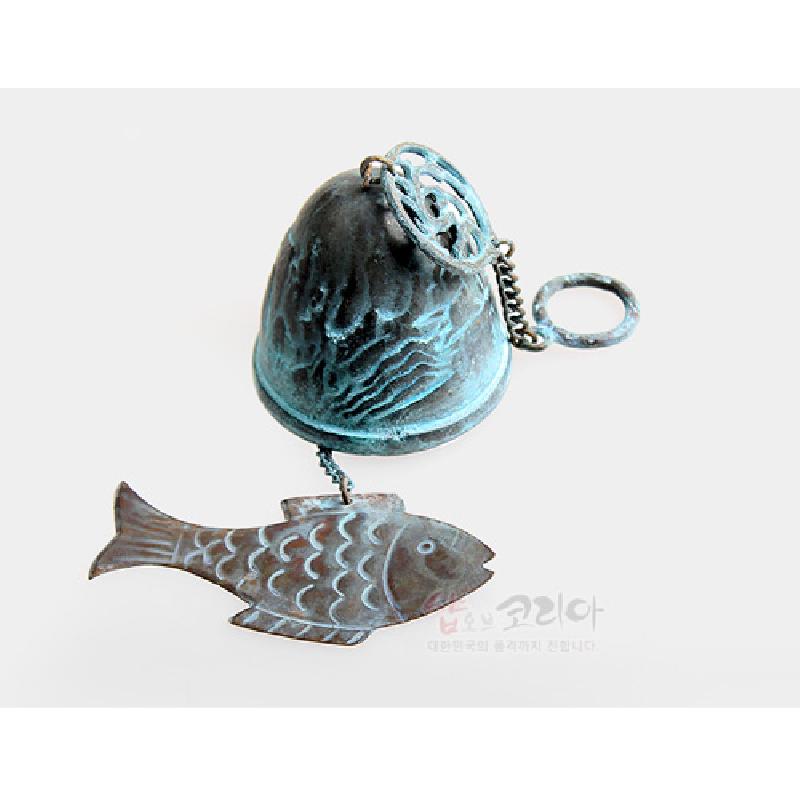 청동 재질에 청록색 산수문과 녹청 기법이 더해진 풍경종, 물고기 모양 추 장식이 특징인 금속 종. 청동 재질에 청록색 산수문과 녹청 기법이 더해진 풍경종, 물고기 모양 추 장식이 특징인 금속 종.
