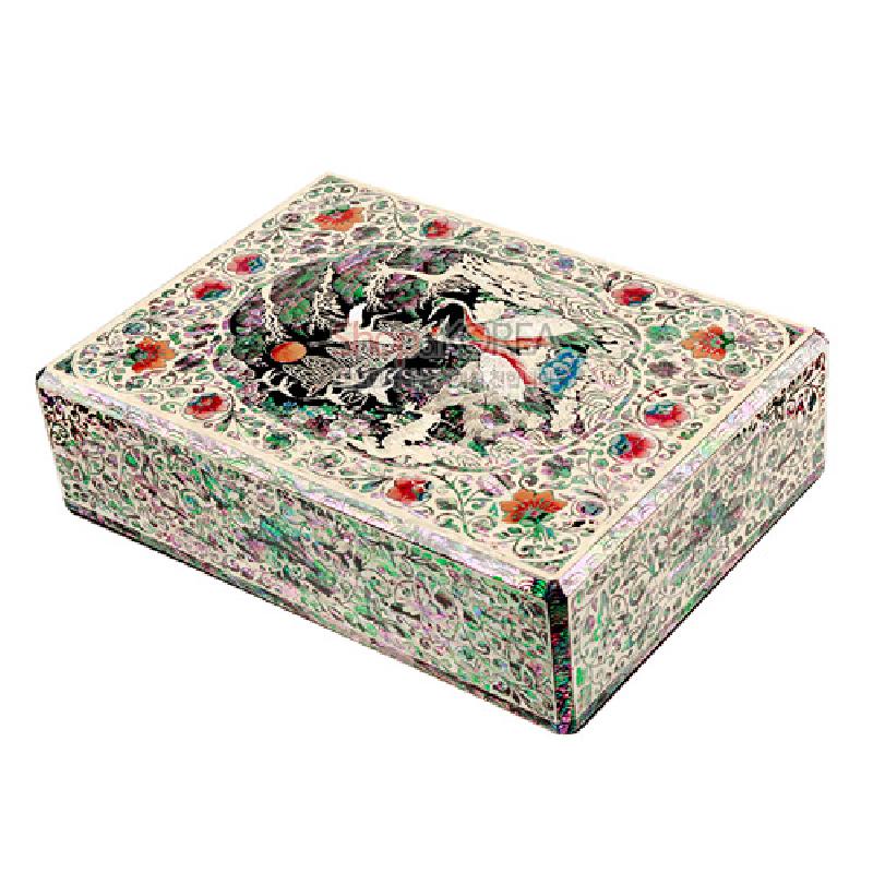 자개 상감 기법으로 장생도 문양과 화려한 꽃덩굴무늬를 표현한 옻칠 서류함.