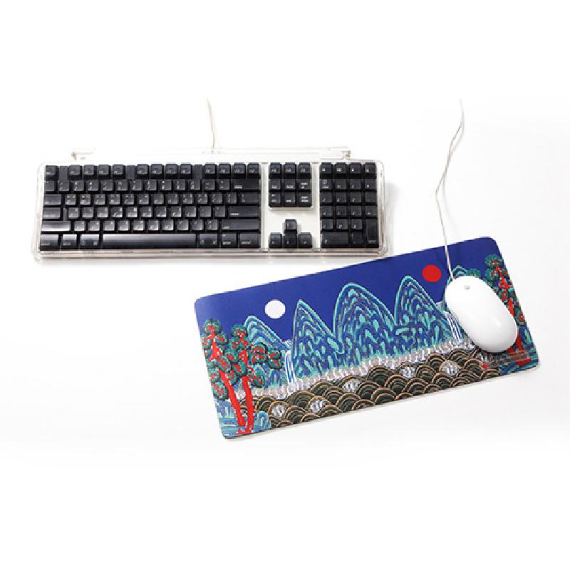 짙은 청색 바탕에 일월오봉도 산수와 해·달, 소나무 문양이 인쇄된 직물 재질 마우스패드.