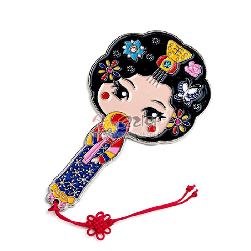 금속 재질에 컬러 에나멜 기법을 사용한 황진이 캐릭터 손거울, 꽃과 나비 문양, 오방색 한복 장식과 붉은 매듭끈이 특징인 디자인. 금속 재질에 컬러 에나멜 기법을 사용한 황진이 캐릭터 손거울, 꽃과 나비 문양, 오방색 한복 장식과 붉은 매듭끈이 특징인 디자인.