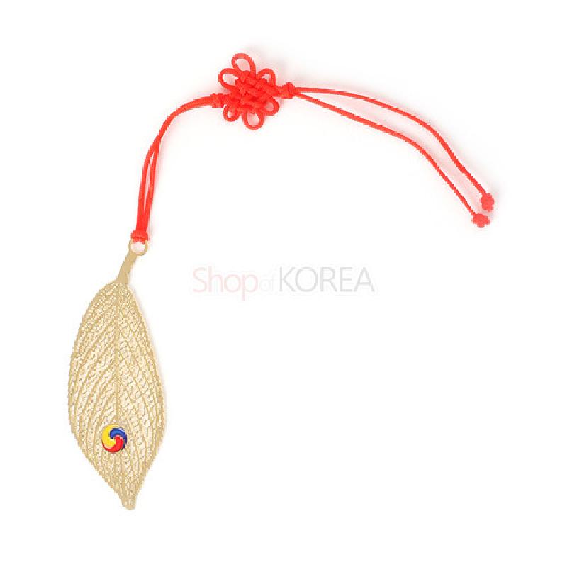 금속 나뭇잎 모양에 섬세한 망사 형식 문양과 태극 문양 포인트, 붉은 전통 매듭 끈 장식 책갈피.