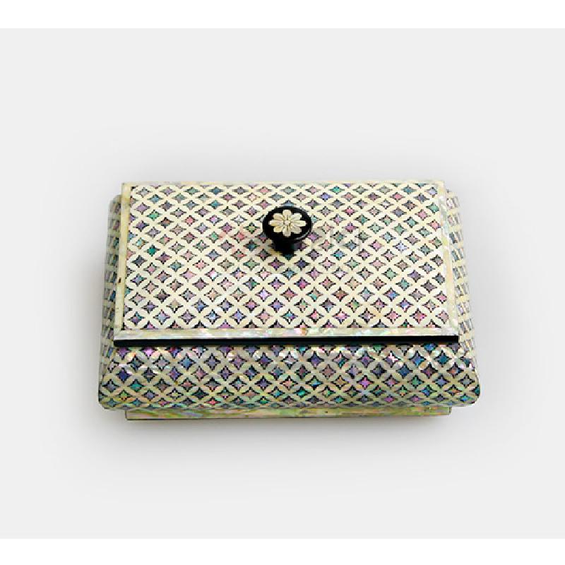 자개 상감으로 십자형 전통 기하문을 촘촘히 장식하고 중앙에 흑색 꽃문 꼭지를 더한 명함함.