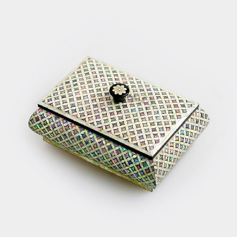 자개 상감으로 연출된 다채로운 격자무늬와 꽃 모양 꼭지가 특징인 옻칠 명함함.