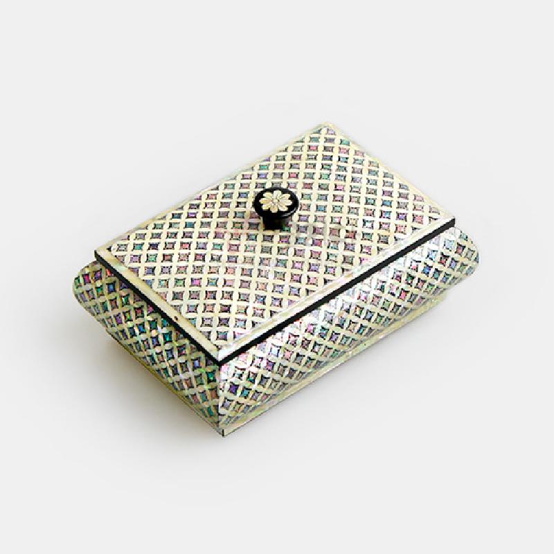 자개 상감 기법으로 촘촘한 격자무늬를 넣고, 중앙에 꽃 형 금속 꼭지를 더한 다채로운 빛의 명함함.