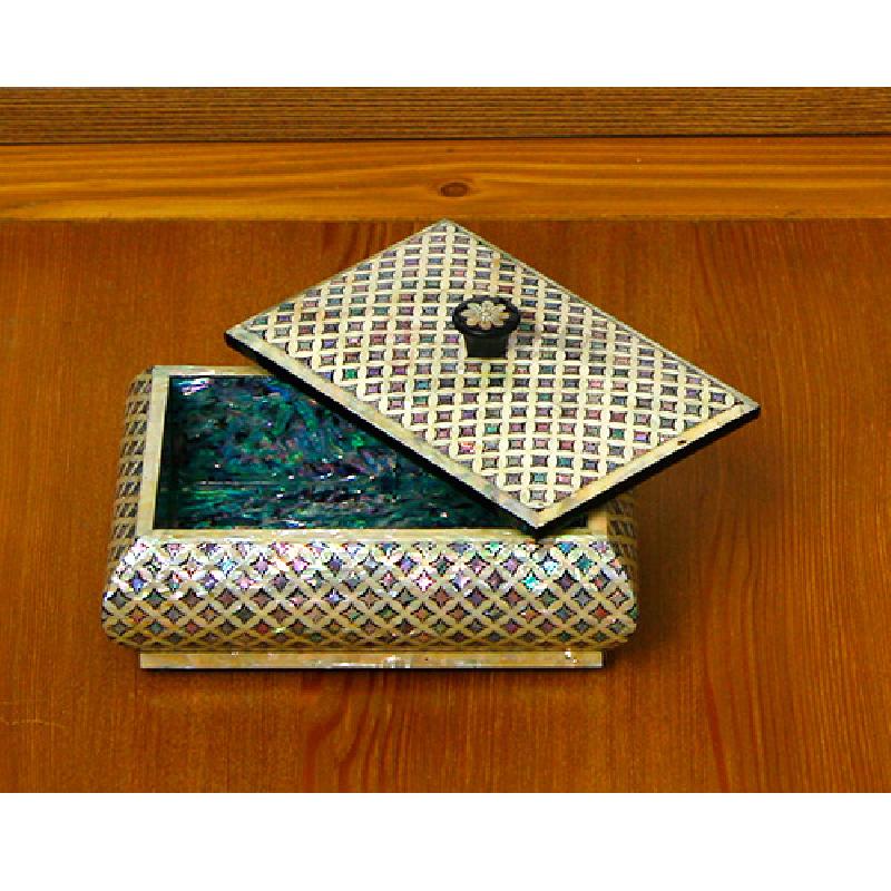 나전 상감 기법으로 자개 격자무늬와 꽃모양 꼭지를 장식한 사각 형태의 옻칠 명함함.