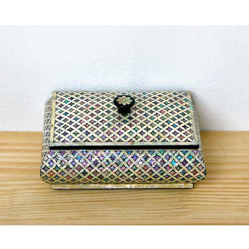 다채로운 자개 상감과 전통 격자무늬, 꽃 형상의 꼭지가 조화를 이룬 옻칠 명함함.