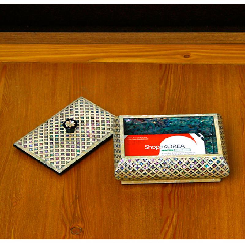 자개 상감으로 이루어진 격자 전통무늬와 꽃 모양 꼭지가 돋보이는 옻칠 명함함.