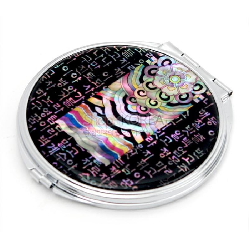 흑색 옻칠 바탕에 자개 상감으로 시조 한글과 단청 문양을 표현한 원형 금속 손거울. 흑색 옻칠 바탕에 자개 상감으로 시조 한글과 단청 문양을 표현한 원형 금속 손거울.