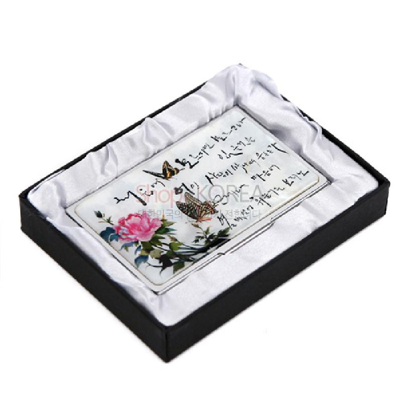 자개 장식을 더한 금속 명함집, 옻칠 바탕에 담화와 나비, 한글 서체 문양이 어우러진 디자인.