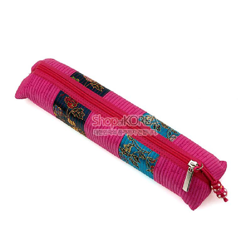 분홍색 누비 원단에 청록·남색 비단 꽃문양 패치를 더한 지퍼형 필통.