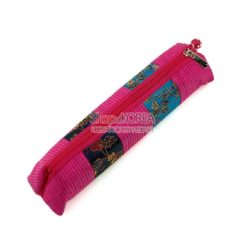 분홍색 누비 원단을 기본으로 청록색·남색 배색 비단에 금색 꽃무늬 자수를 더한 지퍼 장식 필통.