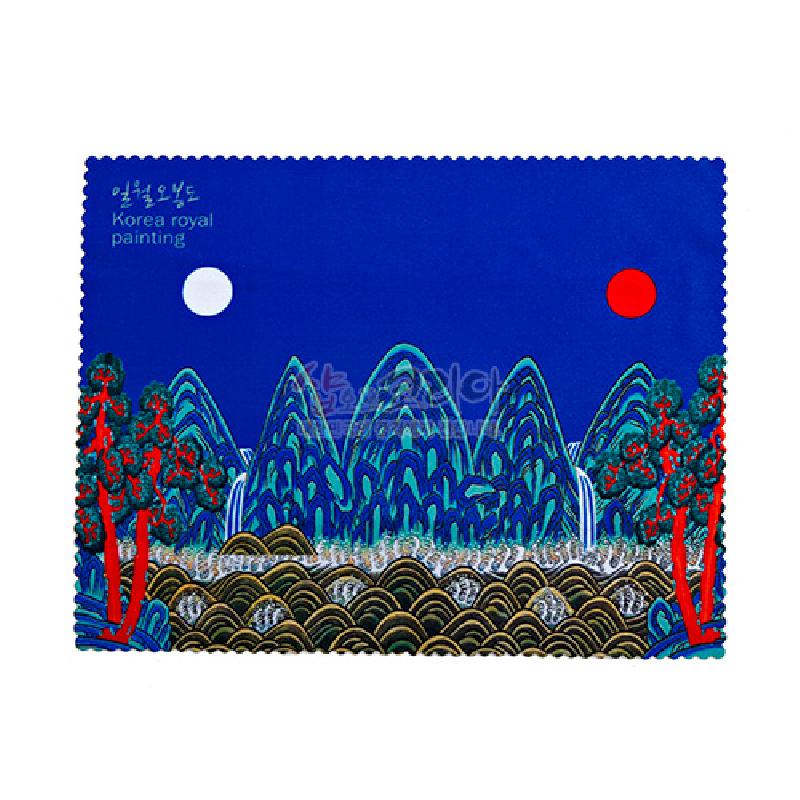선명한 파란색 극세사 천에 일월오봉도 산수와 해·달, 소나무를 다채로운 색채로 인쇄한 전통 문양 안경닦이. 선명한 파란색 극세사 천에 일월오봉도 산수와 해·달, 소나무를 다채로운 색채로 인쇄한 전통 문양 안경닦이.