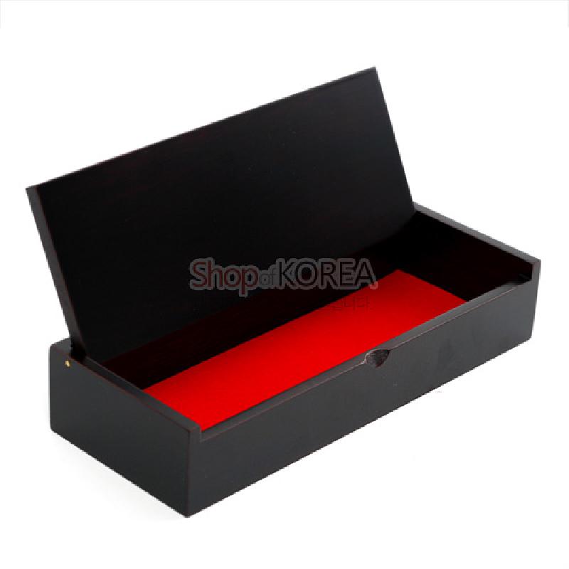 짙은 갈색 옻칠 마감 외관과 선명한 붉은색 내부 바닥이 대비를 이루는 직사각형 나무 필함. 짙은 갈색 옻칠 마감 외관과 선명한 붉은색 내부 바닥이 대비를 이루는 직사각형 나무 필함.