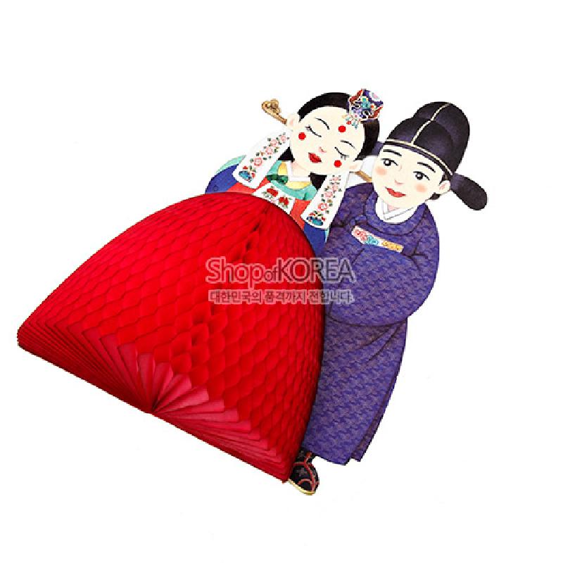 입체 벌집 구조의 붉은 치마와 보라색 한복, 화려한 봉황·꽃 장식 족두리 문양이 특징인 전통 혼례 일러스트 카드. 입체 벌집 구조의 붉은 치마와 보라색 한복, 화려한 봉황·꽃 장식 족두리 문양이 특징인 전통 혼례 일러스트 카드.