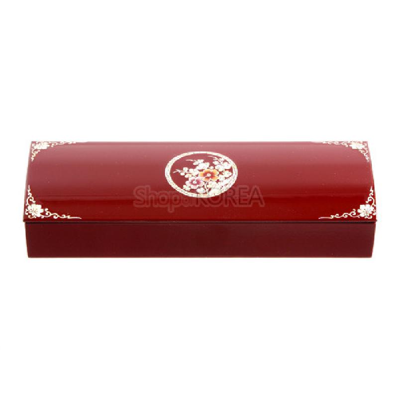 붉은 옻칠이 된 나무 필함으로, 자개를 이용해 매화와 장식 문양을 섬세하게 상감한 전통 공예품이다.